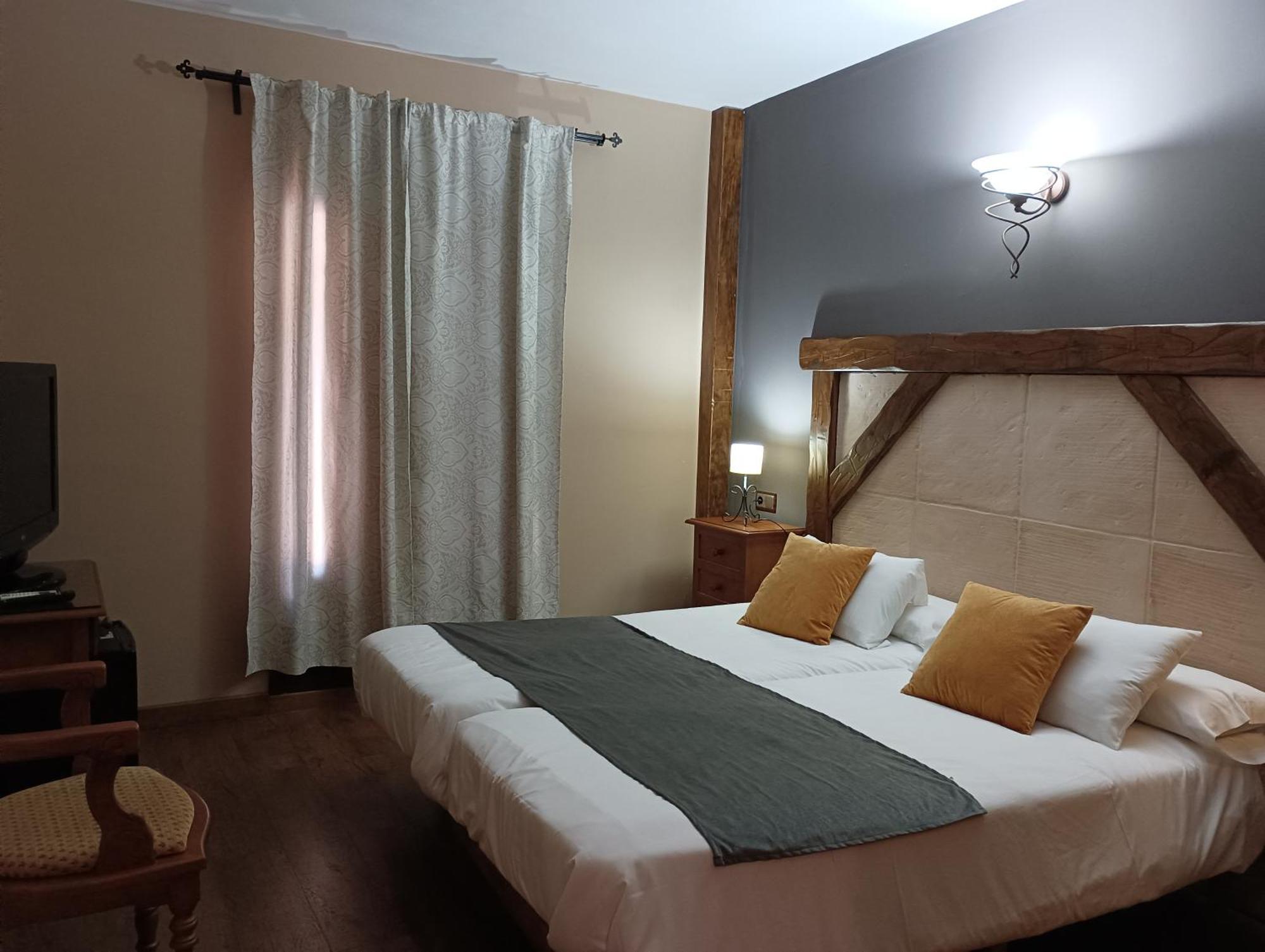 Hotel Rural Los Tadeos Zahara De La Sierra Exteriör bild